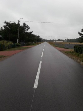 droga asfaltowa we wsi z poziomym oznaczeniem 