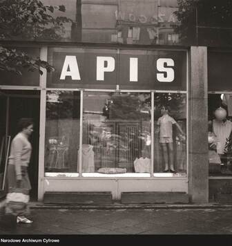 wystawa sklepowa fabryki Apis