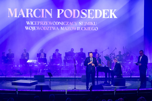 Wiceprzewodniczący sejmiku Marcin Podsędek na scenie Teatru Polskiego mówi o wyzwaniach obecnej kadencji sejmiku