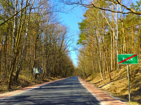 Droga z tablicą z napisem Łąck
