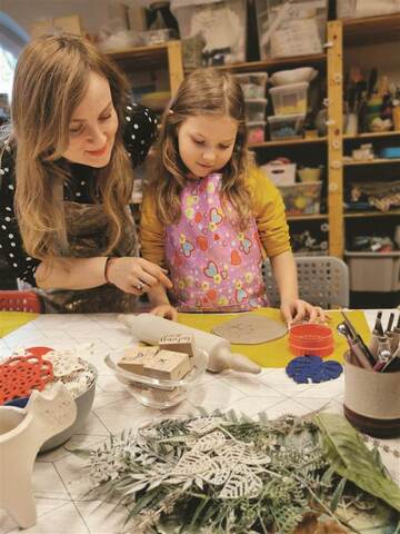 Kobieta i dziewczynka podczas zajęć w pracowni ceramicznej