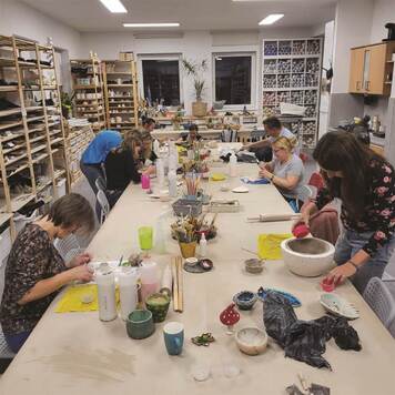 Uczestnicy zajęć ceramicznych podczas pracy