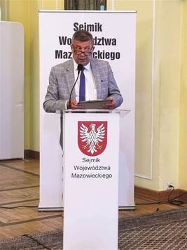 Radny Mirosław Augustyniak przemawiający z mównicy sejmikowej