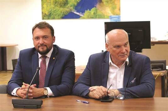 Podczas obrad. Obok siebie siedzą dwaj wiceprzewodniczący sejmiku, od.lewej: radni Marcin Podsędek oraz Tomasz Kucharski 