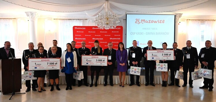 Nagrody zwycięzcom wręczyli Janina Ewa Orzełowska, członek zarządu województwa i radny Leszek Przybytniak (oboje z klubu PSL)