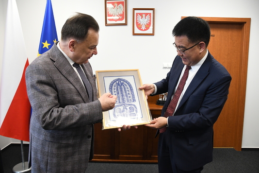 przewodniczący delegacji chińskiej przyjmuje wycinankę kurpiowską z rąk Marszałka Adama Struzika