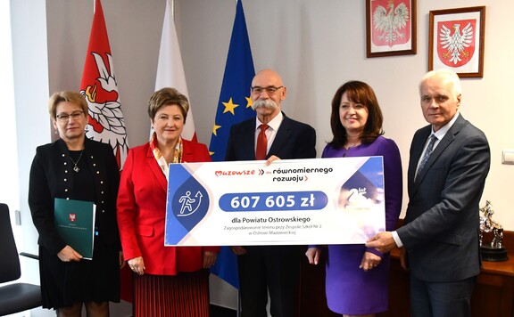 Członkinie zarządu Janina Ewa Orzełowska i Elżbieta Lanc z beneficjentami